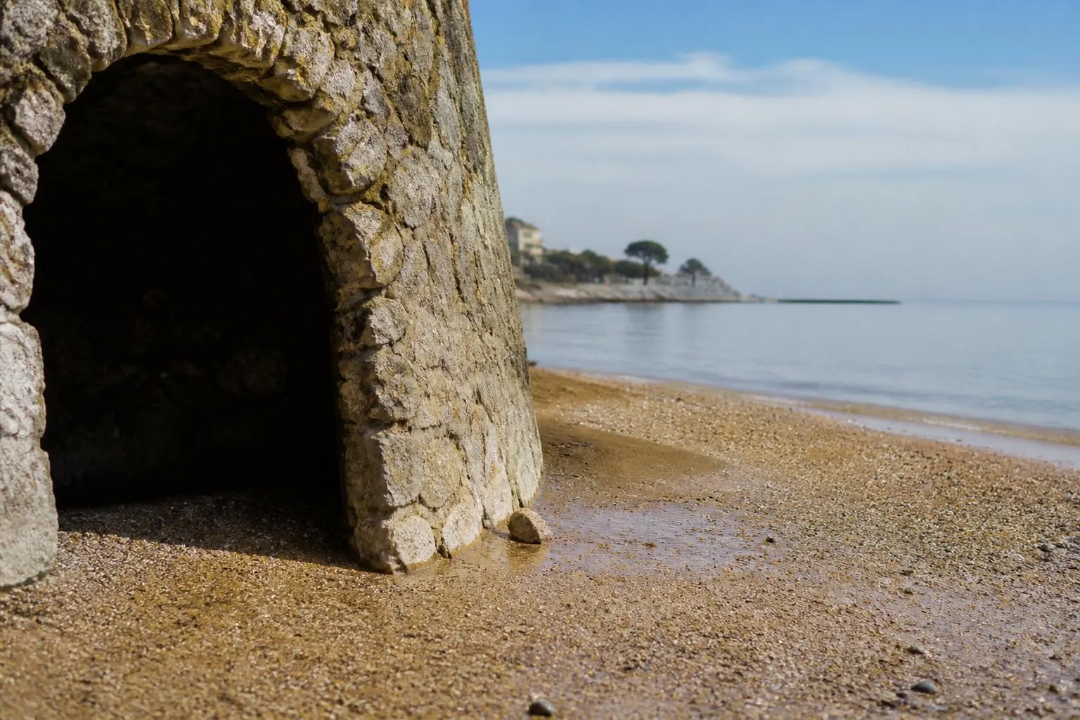 La crique de la Mirandole à Golfe-Juan, sable et gravillons, vue depuis la sortie du tunnel