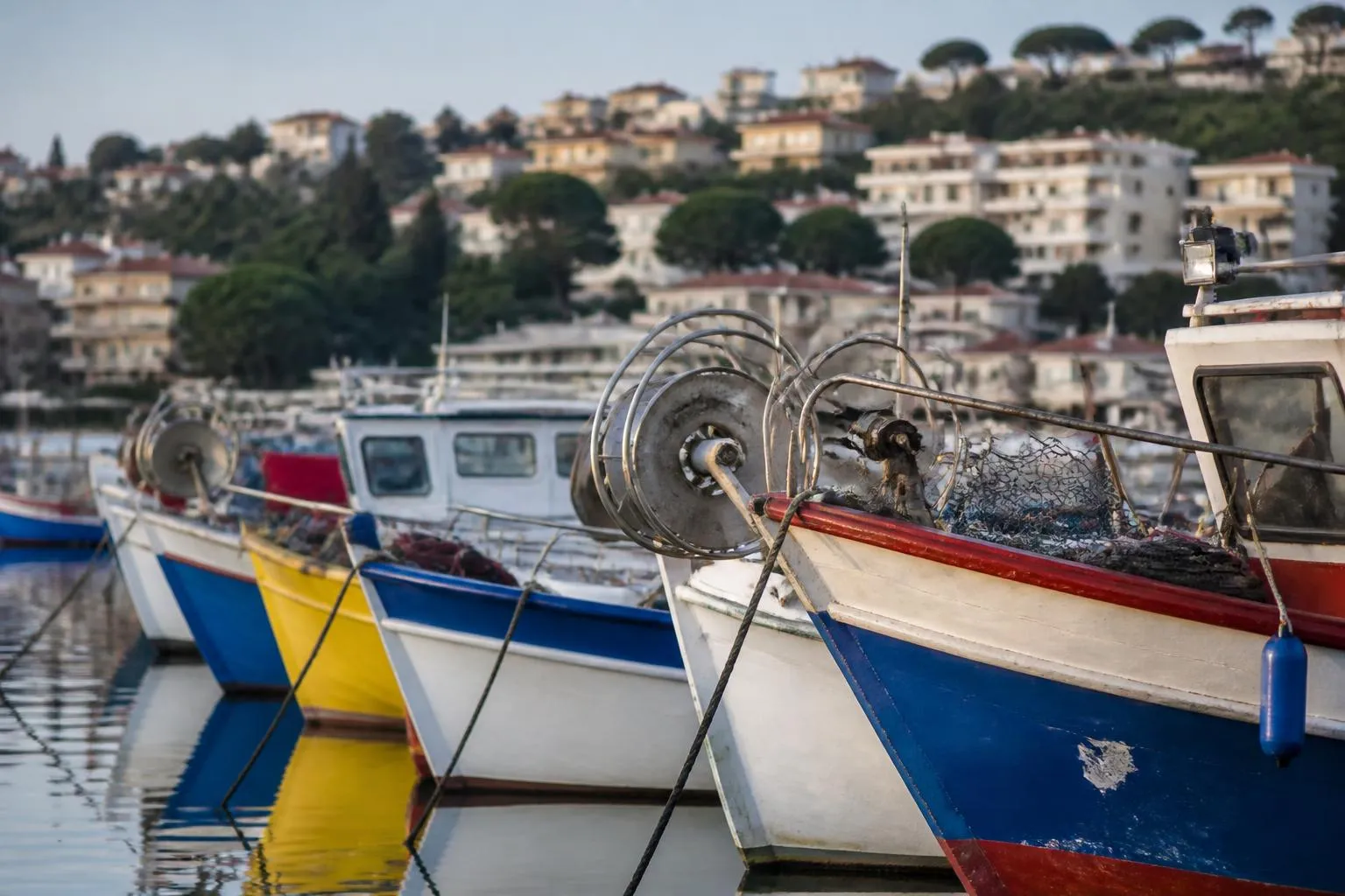 Le vieux port de Golfe-Juan au petit matin, barques de pêche amarrées et collines de Vallauris derrière